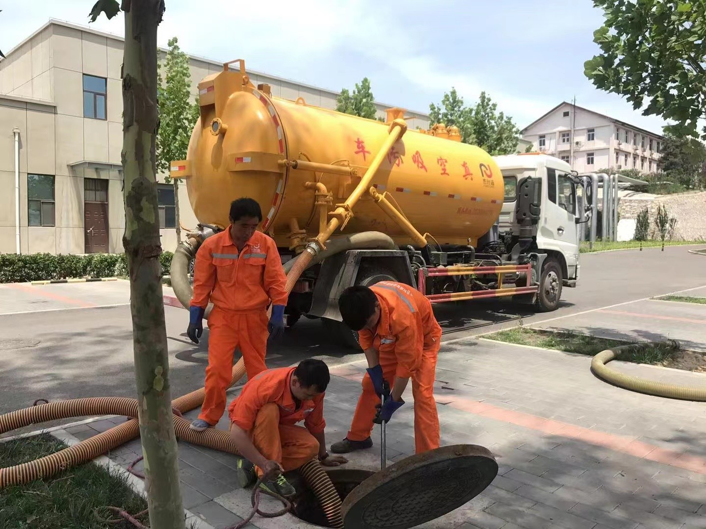 巢湖管道疏通车停在窨井附近