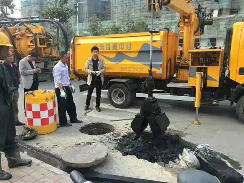 巢湖街道：网格员化身“清道夫”，为民解忧疏通“堵心”化粪池