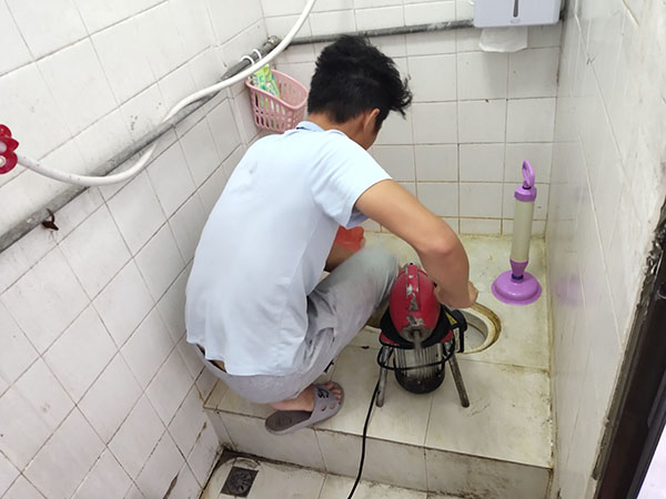 巢湖肥皂掉到马桶里把马桶堵住了怎么办？马桶堵住了怎么办